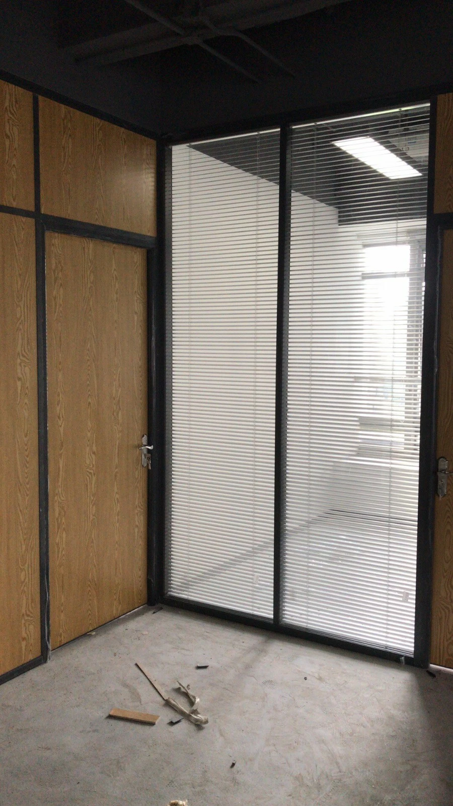 collapsible glass partition
